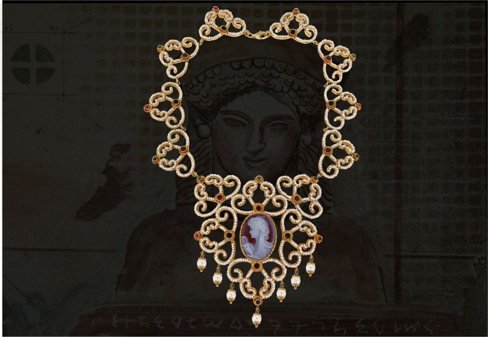 Collier in oro realizzato in stile Bizantino. Sono state infilate micro perline scaramazze e incastonati rubini e zaffiri. Nella parte centrale è stato inserito un cammeo inciso.