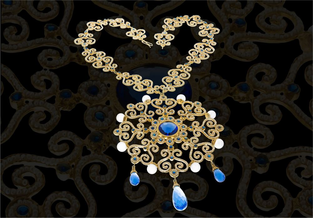 Collier in oro realizato inmteramente a mano in stile Bizantino. Sono state infilate microperline scaramazze e incastonati topazi azzurri