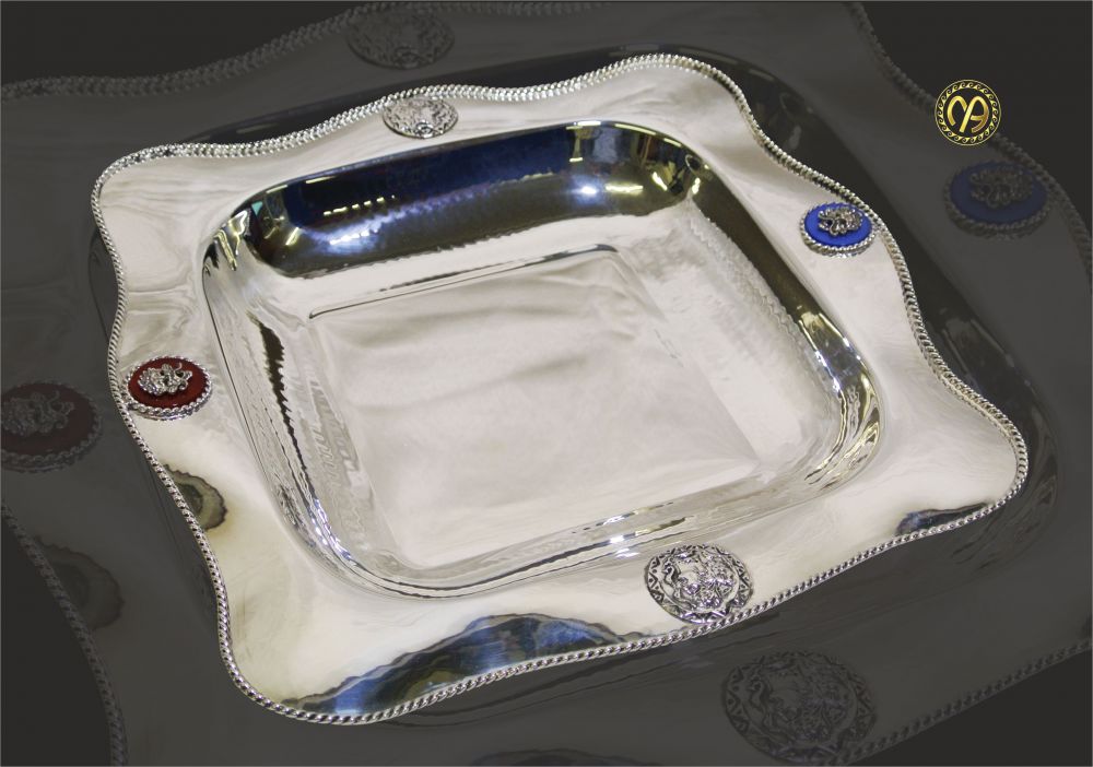Piatto in argento con pietre di corniola, agata azzurra e riproduzioni di monete del periodo Magno - Greco.