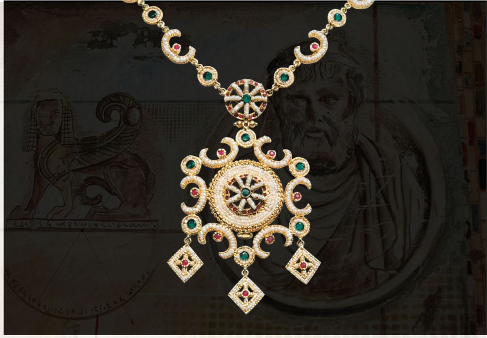 Collier in oro realizzato interamente a mano in stile bizantino. Sono state infilate micro perline scaramazze e incastonate pietre di rubini e smeraldi.