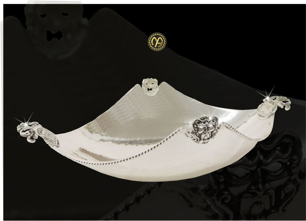 Centro tavola in argento con riproduzioni di monete del periodo Magno - Greco e maschere apotropaiche.