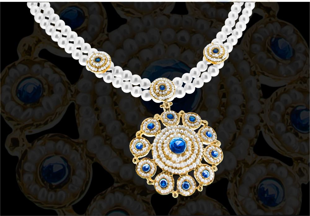 Collier composto da 2 fili di perle e centrale in oro realizzato interamente a mano. Sono state infilate perline scaramazze e incostonati pietre di zaffiro