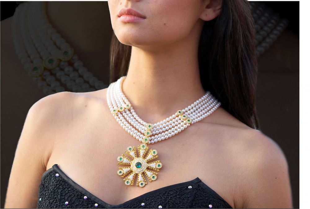 Collier composto da 5 fili di perla con centrale in oro realizzato interamente a mano con microperline scaramazze e smeraldi.
