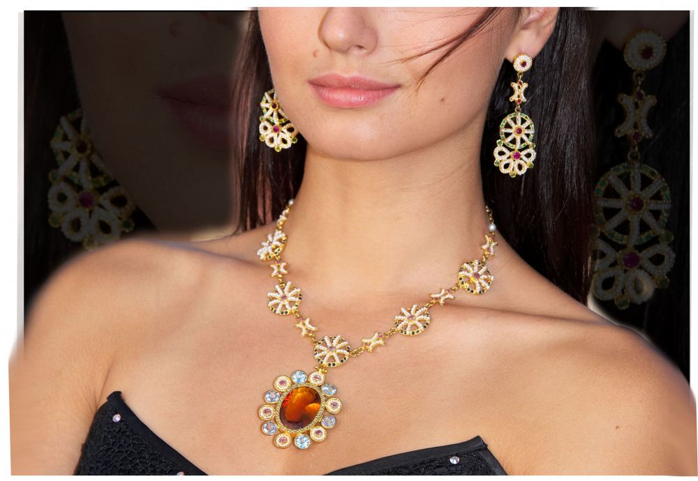 Collier ed orecchini in oro realizzati interamente a mano in stile bizantino. Sono state infilate micro perline scaramazze e incastonate pietre di topazi azzurri, topazio giallo, u