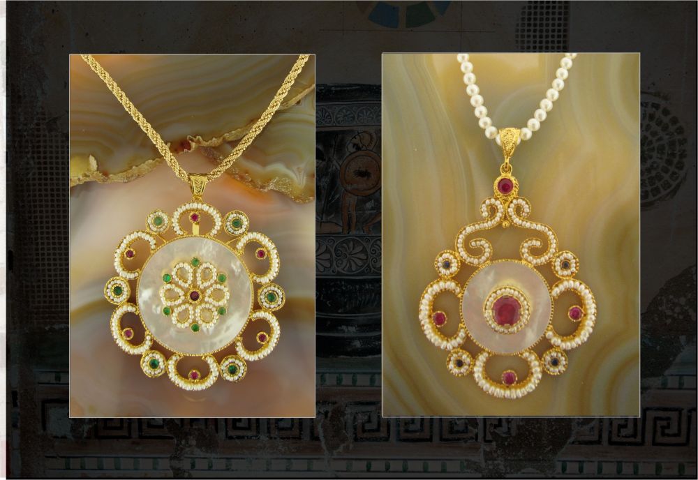 Collier in oro realizzati interamente a mano in stile bizantino. Sono state infilate micro perline scaramazze e incastonate pietre di colore. (3)