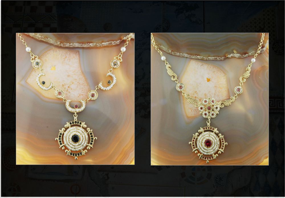 Collier in oro realizzati interamente a mano in stile bizantino. Sono state infilate micro perline scaramazze e incastonate pietre di colore. (5)