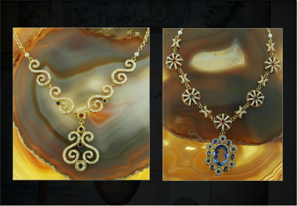 Collier in oro realizzati interamente a mano in stile bizantino. Sono state infilate micro perline scaramazze e incastonate pietre di colore. (6)