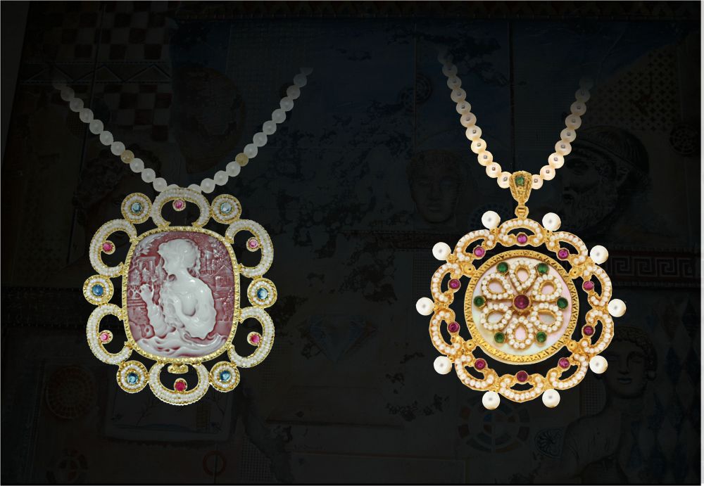 Collier in oro realizzati interamente a mano in stile bizantino. Sono state infilate micro perline scaramazze e incastonate pietre di colore.