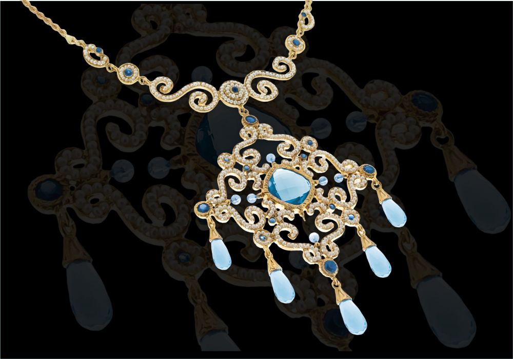 Collier in oro realizzato interamente a mano in stile bizantino. Sono state incastonate pietre di zaffiro, acquamarine e in filatura di micro perline scaramazze