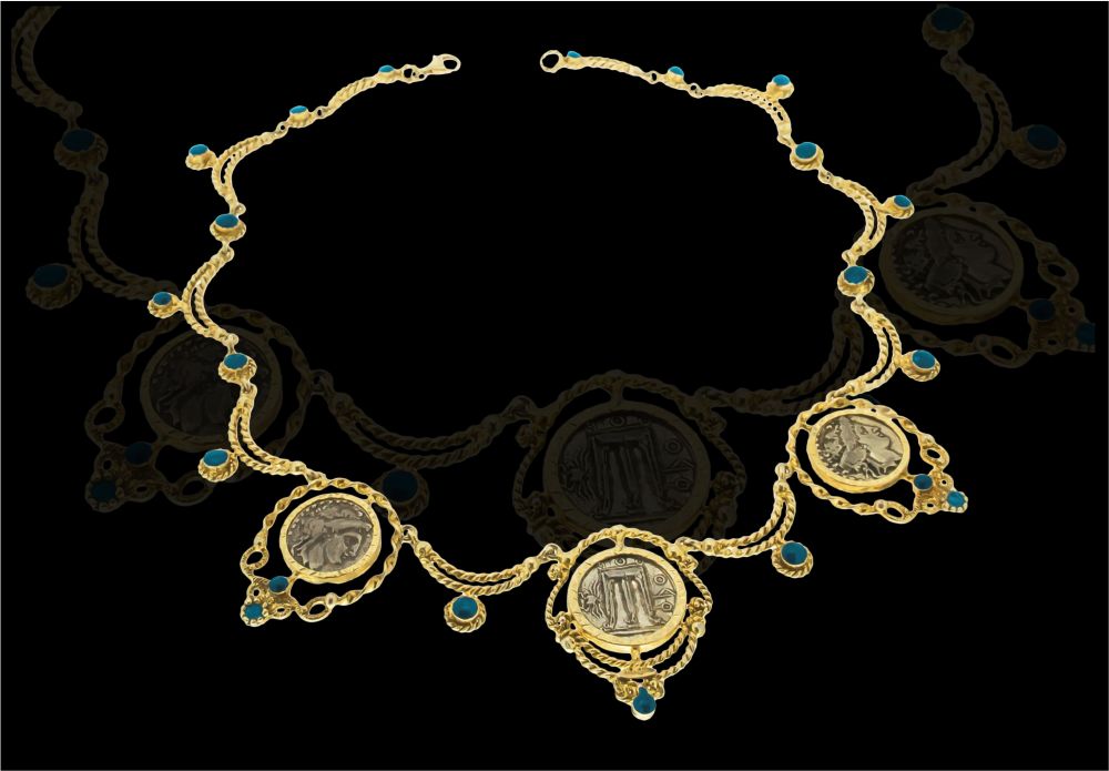 Collier in oro realizzato interamente a mano. Sono state inserite riproduzione di monete di epoca Magno - Greca.