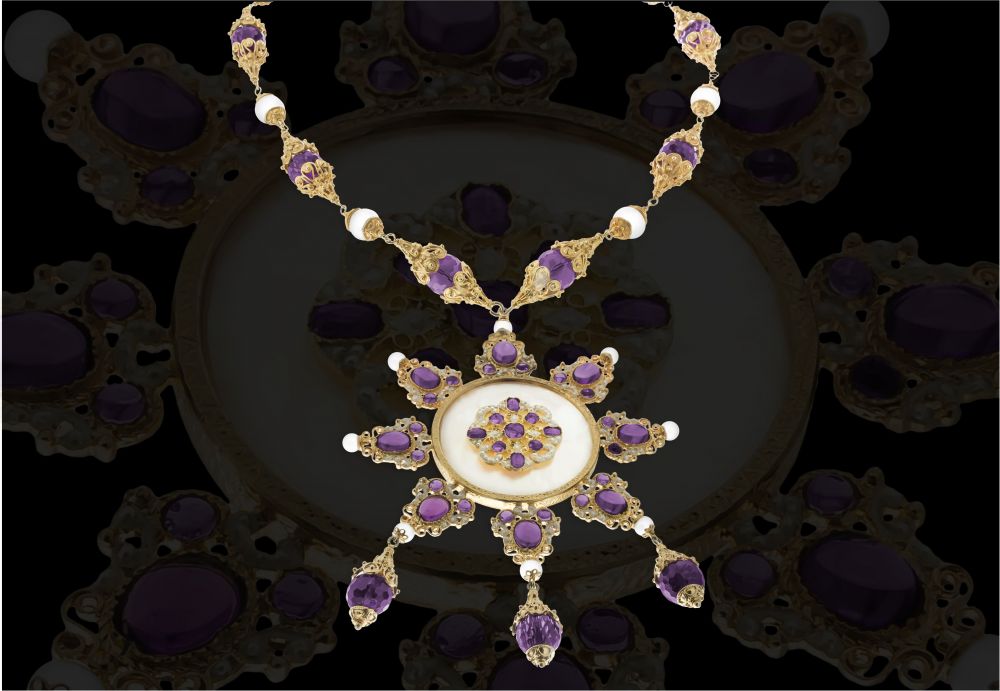 Collier realizzato interamente a mano con elementi lavorati a filigrane framezzati da pietre di ametiste, centrale di madreperla e micro perline scaramanne